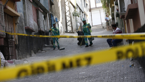 Empleados municipales limpian la calle de la localidad de Gaziantep, al sudeste de Turquía, donde se ubica el salón de bodas en el que se ha producido un atentado suicida que se ha saldado con una treintena de muertos y un centenar de herid Empleados municipales limpian la calle de la localidad de Gaziantep, al sudeste de Turquía, donde se ubica el salón de bodas en el que se ha producido un atentado suicida que se ha saldado con una treintena de muertos y un centenar de herid