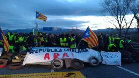 Un grupo de manifestantes independentistas cortan la AP-7 en Figueres. TWITTER/@CDR_Vidreres Un grupo de manifestantes independentistas cortan la AP-7 en Figueres. TWITTER/@CDR_Vidreres