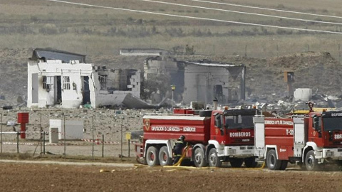 Bomberos de Zaragoza tratan de apagar el fuego declarado tras la explosión registrada en la empresa Pirotecnia Zaragozana./ EFE/TONI GALÁN. Bomberos de Zaragoza tratan de apagar el fuego declarado tras la explosión registrada en la empresa Pirotecnia Zaragozana./ EFE/TONI GALÁN.