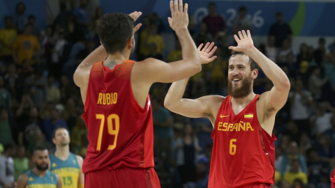Ricky Rubio y Sergio Rodríguez celebran un punto al final del partido contra Australia. /REUTERS Ricky Rubio y Sergio Rodríguez celebran un punto al final del partido contra Australia. /REUTERS