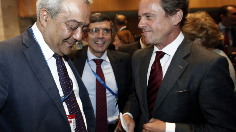 El secretario de Estado de Telecomunicaciones, Victor Calvo-Sotelo, conversa con el Regional CEO Europe de Vodafone, Philipp Humme, en presencia del presidente de Vodafone España, Francisco Roman, antes de la inauguración del 29 Encuentro d El secretario de Estado de Telecomunicaciones, Victor Calvo-Sotelo, conversa con el Regional CEO Europe de Vodafone, Philipp Humme, en presencia del presidente de Vodafone España, Francisco Roman, antes de la inauguración del 29 Encuentro d