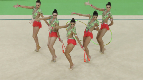 El equipo español de gimnasia rítmica en el ejercicio de mazas y aros. /REUTERS El equipo español de gimnasia rítmica en el ejercicio de mazas y aros. /REUTERS