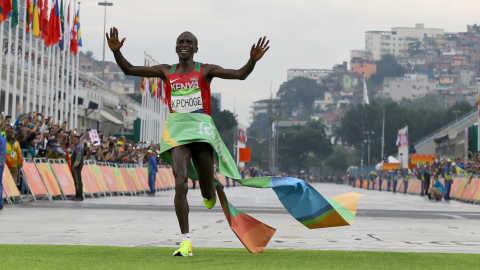 El keniano Eliud Kipchoge entra a meta en el Sambódromo y se proclama campeón olímpico de maratón. /REUTERS El keniano Eliud Kipchoge entra a meta en el Sambódromo y se proclama campeón olímpico de maratón. /REUTERS