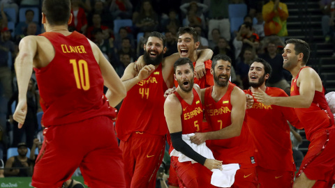 Los jugadores españoles celebran por todo lo alto la victoria contra Australia y la medalla de bronce. /REUTERS Los jugadores españoles celebran por todo lo alto la victoria contra Australia y la medalla de bronce. /REUTERS