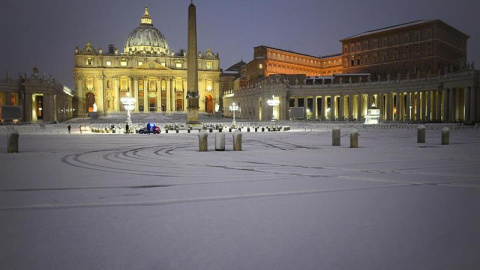 La Plaza del Vaticano completamente nevada. / EFE La Plaza del Vaticano completamente nevada. / EFE