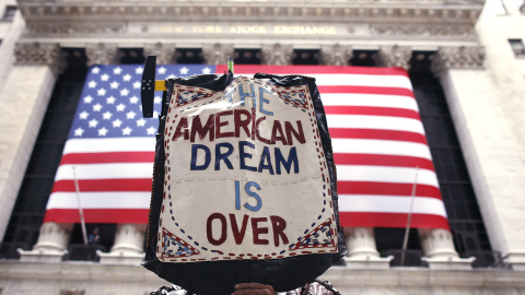 Un manifestante con un cartel que dice 'El sueño americano se ha acabado' en una concentración frente a la bolsa de Wall Street, en Nueva York. REUTERS/Shannon Stapleton Un manifestante con un cartel que dice 'El sueño americano se ha acabado' en una concentración frente a la bolsa de Wall Street, en Nueva York. REUTERS/Shannon Stapleton