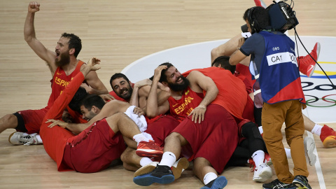 Los jugadores de la selección española de baloncesto celebran su bronce contra Australia. /REUTERS Los jugadores de la selección española de baloncesto celebran su bronce contra Australia. /REUTERS