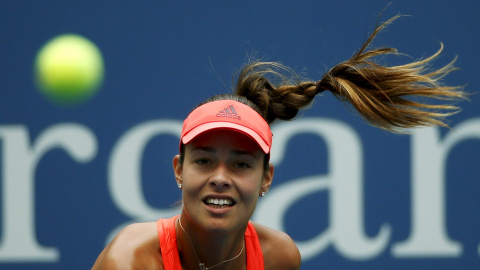 La serbia Ana Ivanovic juega contra la eslovaca Dominika Cibulkova durante el partido en el torneo de tenis Open de Estados Unidos en Nueva York, 31 de agosto de 2015. REUTERS / Mike Segar