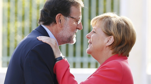 La canciller alemana Angela Merkel da la bienvenida al Presidente Mariano Rajoy, en Meseberg, a unos 60 km al norte de Berlín, Alemania, 31 de agosto de 2015. REUTERS / Axel Schmidt