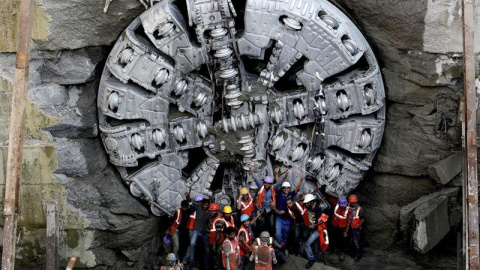 Varios operarios trabajan en la construcción de la red de metro de Bangalore, India. Según la Bangalore Metro Rail Corporación Ltd (BMRCL), la tuneladora llamada Hellen ha completado el primer tramo del "Namma Metro" de 42 kilómetros de lon