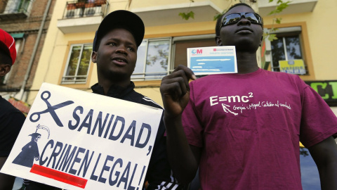Una protesta de 2012 contra la retirada de la tarjeta sanitaria a los inmigrantes ne Madrid.-J. C. Hidalgo/EFE Una protesta de 2012 contra la retirada de la tarjeta sanitaria a los inmigrantes ne Madrid.-J. C. Hidalgo/EFE