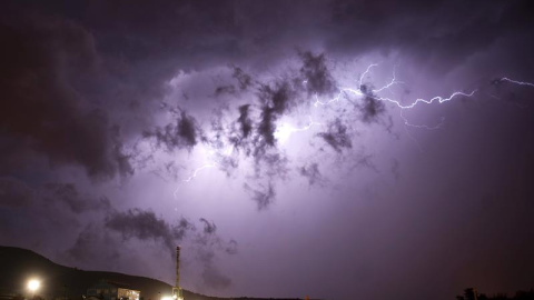 Uno de los rayos que descargó la tormenta eléctrica de ayer por la noche en Hinojedo, en el término municipal de Suances (Cantabria). EFE/Pedro Puente Hoyos