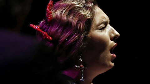 La cantaora Estrella Morente durante su actuación esta noche en el Baluarte de Pamplona, en la última jornada del Festival Flamenco On fire que se celebra en la capital navarra. EFE/Jesús Diges
