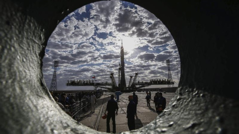 Instalación del Soyuz TMA-18M en la plataforma de lanzamiento en el cosmódromo de Baikonur (Kazajistán). Los miembros de la nueva expedición a la Estación Espacial Internacional (EEI), viajarán a bordo del Soyuz TMA-18M el próximo de septie