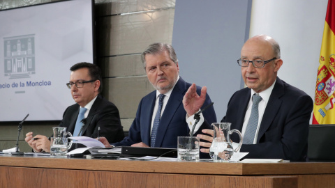 El ministro de Economía Román Escolano (i), El ministro Portavoz Iñigo Méndezde Vigo (c), y el ministro de Hacienda Cristóbal Montoro, durante la rueda de prensa posterior al Consejo de Ministros, celebrado en el Palacio de La Moncloa. EFE/ El ministro de Economía Román Escolano (i), El ministro Portavoz Iñigo Méndezde Vigo (c), y el ministro de Hacienda Cristóbal Montoro, durante la rueda de prensa posterior al Consejo de Ministros, celebrado en el Palacio de La Moncloa. EFE/