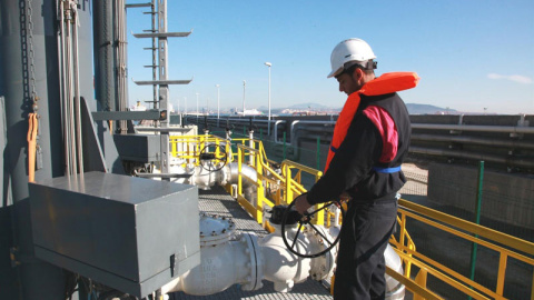 Un operario trabaja en una refinería. (EP | ARCHIVO) Un operario trabaja en una refinería. (EP | ARCHIVO)