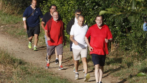 El presidente del Gobierno en funciones durante un paseo por la ruta del río Umia, situada en el municipio de Ribadumia EFE/Salvador Sas El presidente del Gobierno en funciones durante un paseo por la ruta del río Umia, situada en el municipio de Ribadumia EFE/Salvador Sas