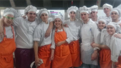 Cocineros y cocineras del restaurante - escuela de hostelería Bitácora. / HENRIQUE MARIÑO Cocineros y cocineras del restaurante - escuela de hostelería Bitácora. / HENRIQUE MARIÑO