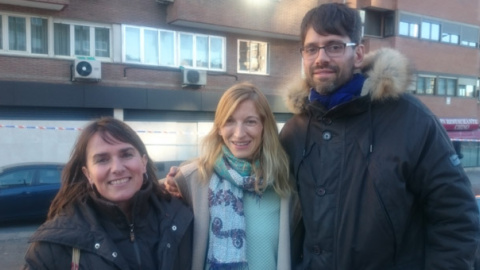 Águeda Ferriz y y Abel Esteban, de Alimentar el Cambio, flanquean a Isabel Fernández, de Ecocomedores. Águeda Ferriz y y Abel Esteban, de Alimentar el Cambio, flanquean a Isabel Fernández, de Ecocomedores.