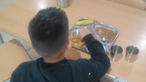 Un alumno, en el comedor del colegio Hipatia. / PÚBLICO Un alumno, en el comedor del colegio Hipatia. / PÚBLICO