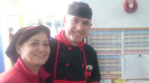 Cocineros del comedor escolar de Hipatia, en Rivas Vaciamadrid. / PÚBLICO Cocineros del comedor escolar de Hipatia, en Rivas Vaciamadrid. / PÚBLICO