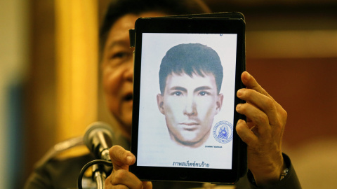 Un portavoz de la policía tailandesa muestra el retrato robot de un sospechoso de nacionalidad turca que podría estar implicado en el atentado del pasado 17 de agosto en el templo de Erawan en Bangkok. EFE/Rungroj Yongrit Un portavoz de la policía tailandesa muestra el retrato robot de un sospechoso de nacionalidad turca que podría estar implicado en el atentado del pasado 17 de agosto en el templo de Erawan en Bangkok. EFE/Rungroj Yongrit