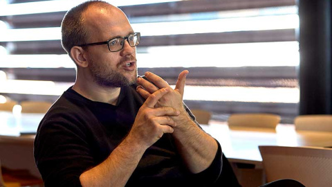 Evgeny Morozov, durante un momento de la entrevista. Román Lores | MNCARS Evgeny Morozov, durante un momento de la entrevista. Román Lores | MNCARS