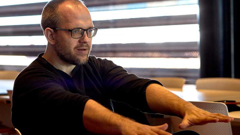 Evgeny Morozov, durante un momento de la entrevista. Román Lores | MNCARS Evgeny Morozov, durante un momento de la entrevista. Román Lores | MNCARS