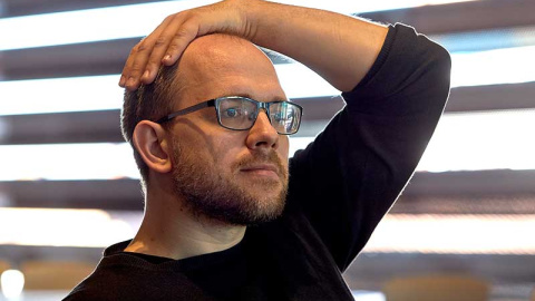 Evgeny Morozov, durante un momento de la entrevista. Román Lores | MNCARS Evgeny Morozov, durante un momento de la entrevista. Román Lores | MNCARS