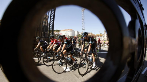 El pelotón a su paso por la Academia Naval Militar, al inicio de la tercera etapa de la Vuelta Ciclista a España 2016, con salida en Marín y meta en el alto de Ézaro (Dumbría), y con un recorrido de 176,4 km. Efe/Javier Lizón