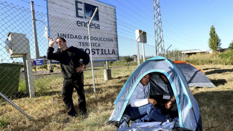 Decenas de mineros de la compañía minera "Asturleonesa" volvieron a bloquear esta mañana el acceso a la central térmica de Compostilla II, en el municipio leonés de Cubillos del Sil, en protesta por la negativa de Endesa, propietaria de la 