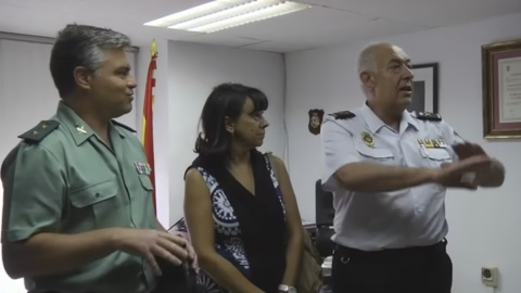 El teniente coronel intentó desplazar de la foto ante la prensa a la responsable del operativo del Frontex en Ceuta, ante lo que se abortaron las fotos por parte del Jefe Superior: "En mi despacho mando yo". El teniente coronel intentó desplazar de la foto ante la prensa a la responsable del operativo del Frontex en Ceuta, ante lo que se abortaron las fotos por parte del Jefe Superior: "En mi despacho mando yo".