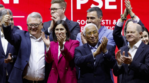 (I-D)El Comisario Europeo de Empleo y Derechos Sociales, Nicolas Schmit, líder del Partido Demócrata Italiano (PD), Elly Schlein, el Primer Ministro español, Pedro Sánchez, el Primer Ministro portugués, Antonio Costa, y el Canciller de Alem