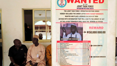 Un cártel ene el que se avisa de la búsqueda del líder del grupo terrorista Abubakar Shekau, em Nigeria/REUTERS Un cártel ene el que se avisa de la búsqueda del líder del grupo terrorista Abubakar Shekau, em Nigeria/REUTERS