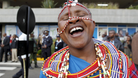Una mujer Maasai, vestida con ropa tradicional da la bienvenida al equipo atlético nacional en el aeropuerto de Jomo Kenyatta, en Nairobi, 1 de septiembre de 2015./ REUTERS/Tomas Mukoya