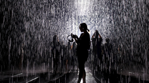 La gente visita la Sala de lluvia, una instalación por Random International, en un museo en Shanghai, China, 1 de septiembre de 2015. REUTERS / Aly canción