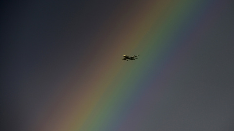 Un avión fotografiado en un arcoiris al acercarse al aeropuerto de Heathrow en Londres, Reino Unido, 1 de septiembre de 2015. REUTERS/Dylan Martinez