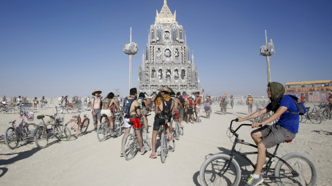 Alrededor de 70.000 personas asisten al festival del "Burning Man" en el Carnaval del Espejo en el desierto de Nevada, Estados Unidos. En la foto, el "Tótem de Confesiones". REUTERS/Jim Urquhart