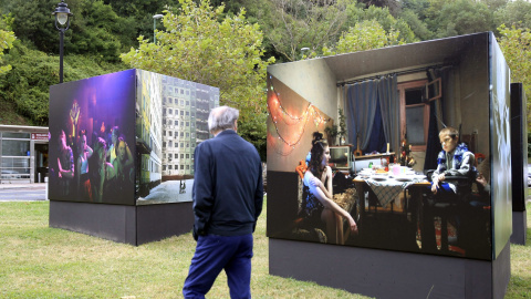 Dos fotografias de la artista Elena Chernyshova " Days of Night, Nights of Day" que forman parte del Festival de Fotografía Getxophoto, en Getxo, Vizcaya. EFE/LUIS TEJIDO