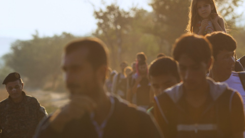 Inmigrantes cruzan la frontera entre Macedonia y Grecia cerca de Gevgelija en Macedonia, 1 de septiembre de 2015. Hungría informó  de que unos 1.800 refugiados llegaron al país en las últimas 24 horas, mientras que la vecina Austria registr