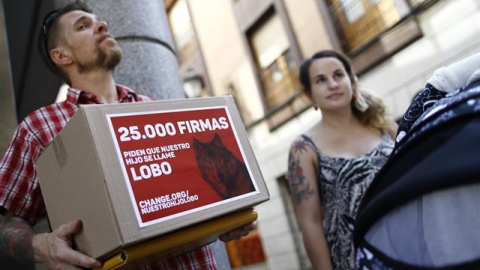 Ignacio Javierre y María Hernández, padres del bebé al que quieren llamar Lobo, con las firmas que recogieron en apoyo a su reclamación. E.P. Ignacio Javierre y María Hernández, padres del bebé al que quieren llamar Lobo, con las firmas que recogieron en apoyo a su reclamación. E.P.