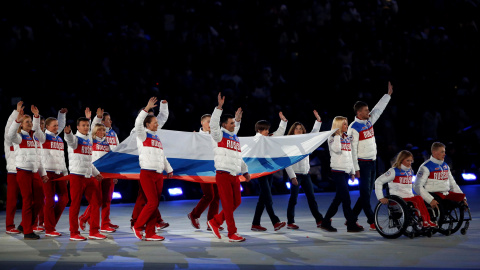 Participantes en la ceremonia de clausura de los Juegos Olímpicos de Invierno en Sochi (Rusia) portan la bandera rusa. REUTERS/Alexander Demianchuk Participantes en la ceremonia de clausura de los Juegos Olímpicos de Invierno en Sochi (Rusia) portan la bandera rusa. REUTERS/Alexander Demianchuk