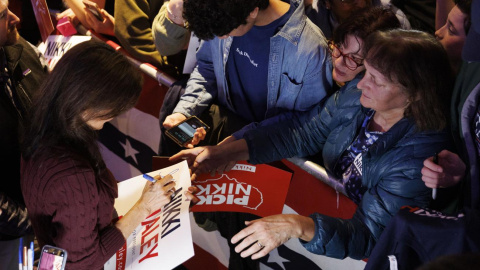 Nikki Haley firma un cartel de campaña durante una parada de campaña en Needham, Massachusetts, EEUU, el 02 de marzo de 2024. Nikki Haley firma un cartel de campaña durante una parada de campaña en Needham, Massachusetts, EEUU, el 02 de marzo de 2024.