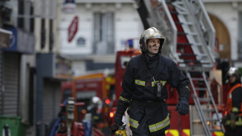 Un bombero trabaja en las labores de extinción del incendio declarado en un bloque de viviendas en París. /AFP Un bombero trabaja en las labores de extinción del incendio declarado en un bloque de viviendas en París. /AFP