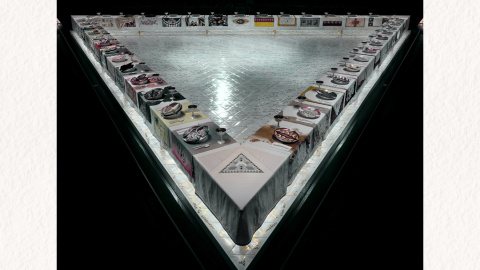 'The Dinner Party' (1974-79) de Judy Chicago expuesto en el Centro de arte feminista Elizabeth A. Sackler del Brooklyn Museum de Nueva York.