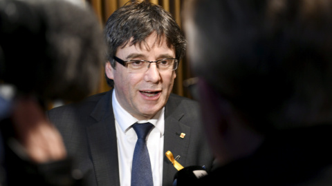 El expresident catalán Carles Puigdemont atiende a los periodistas tras su participación en un acto en el Pallamento de Finlancia, en Helsinki, el pasado 22 de marzo. REUTERS El expresident catalán Carles Puigdemont atiende a los periodistas tras su participación en un acto en el Pallamento de Finlancia, en Helsinki, el pasado 22 de marzo. REUTERS