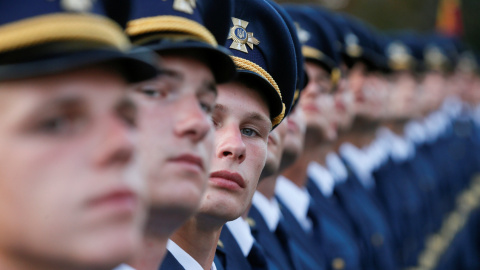 Militares ucranianos se colocan en fila durante un ensayo para el desfile militar del Día de la Independencia en el centro de Kiev, Ucrania. REUTERS / Valentyn Ogirenko