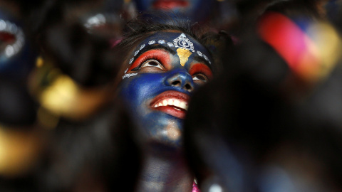 Los estudiantes bailan mientras participan en las celebraciones del festival Janmashtami, que marca el aniversario del nacimiento del señor Krishna en Mumbai, India. REUTERS / Danish Siddiqui