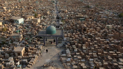 El cementerio de Wadi al- Salam, que en árabe significa "Valle de la Paz", en Nayaf, al sur de Bagdad, Irak. REUTERS / Alaa Al - Marjan