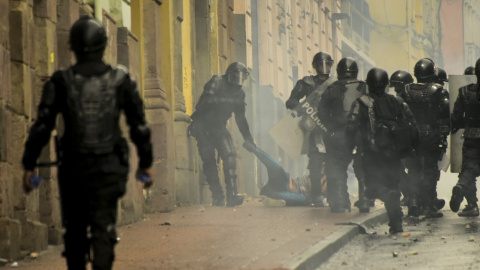 Detención de un manifestante por parte de la Policía ecuatoriana./ Rodrigo Buendía (AFP)